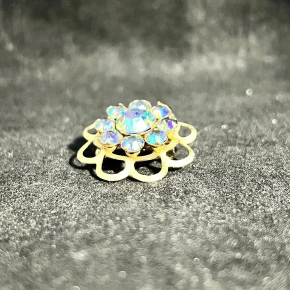Vintage Pair Of Gold Tone Aurora Borealis Rhinestone Flower Brooches (3409) - Picture 8 of 9